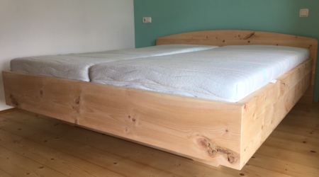 Schlafzimmer aus Holz